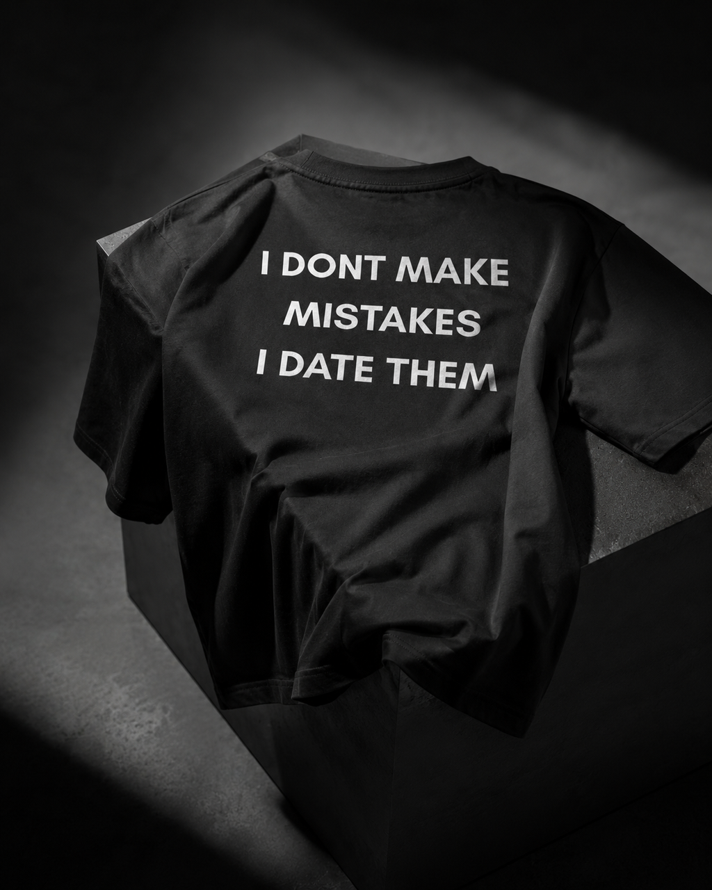 I DON’T MAKE MISTAKES, I DATE THEM – Unisex Streetwear Tee