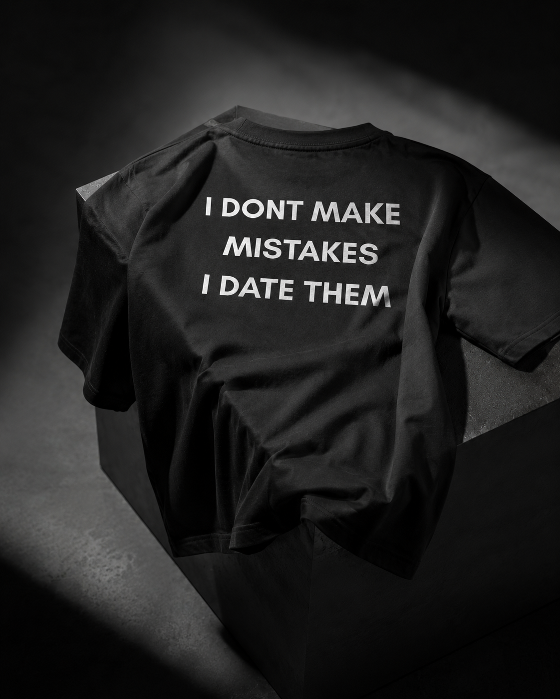 I DON’T MAKE MISTAKES, I DATE THEM – Unisex Streetwear Tee